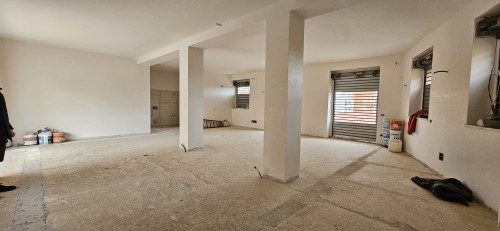 Locale Commerciale Con Terrazzo